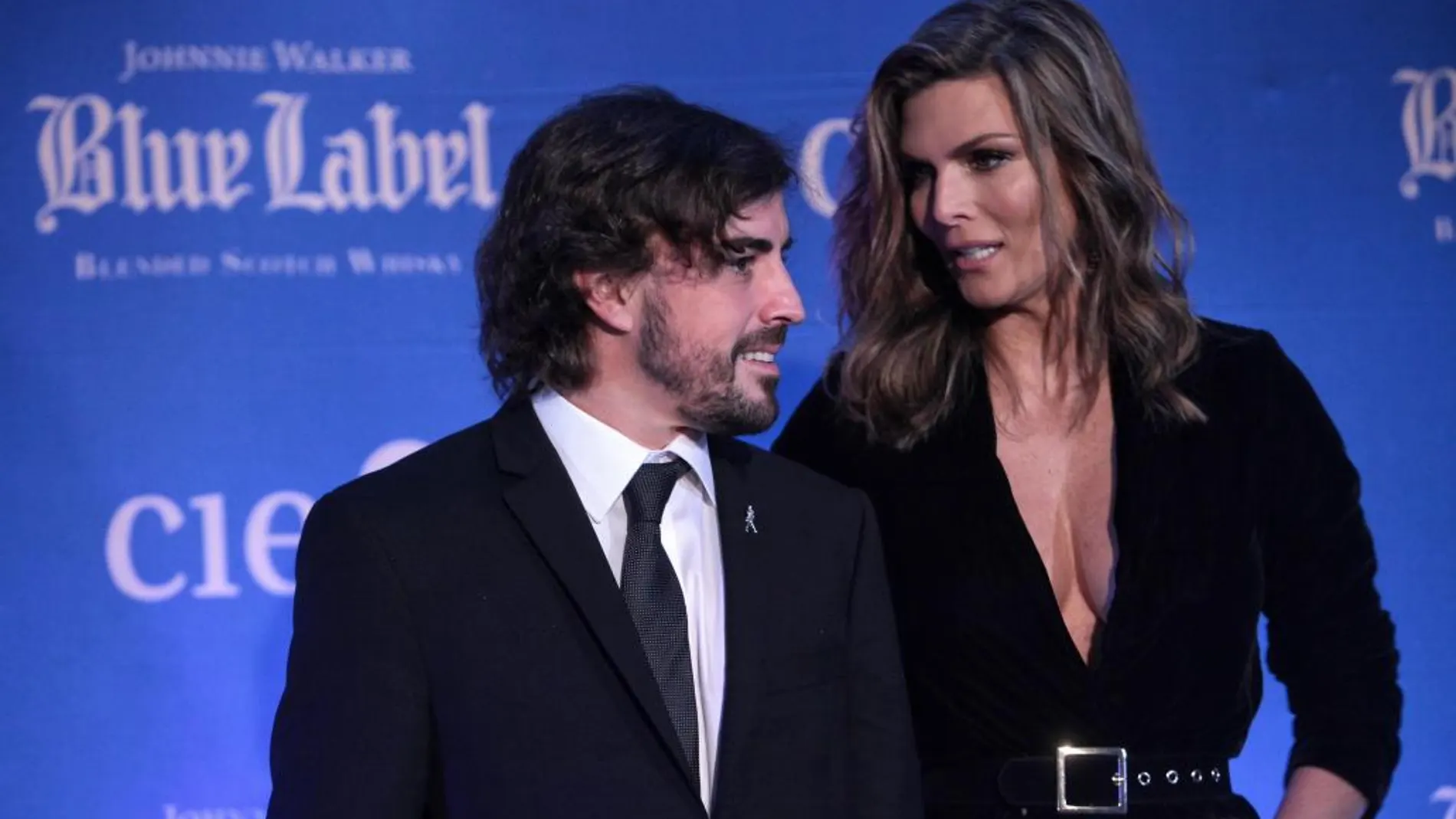 El piloto español Fernando Alonso y la modelo mexicana Monserrat Oliver asisten a un acto en Ciudad de México (México).