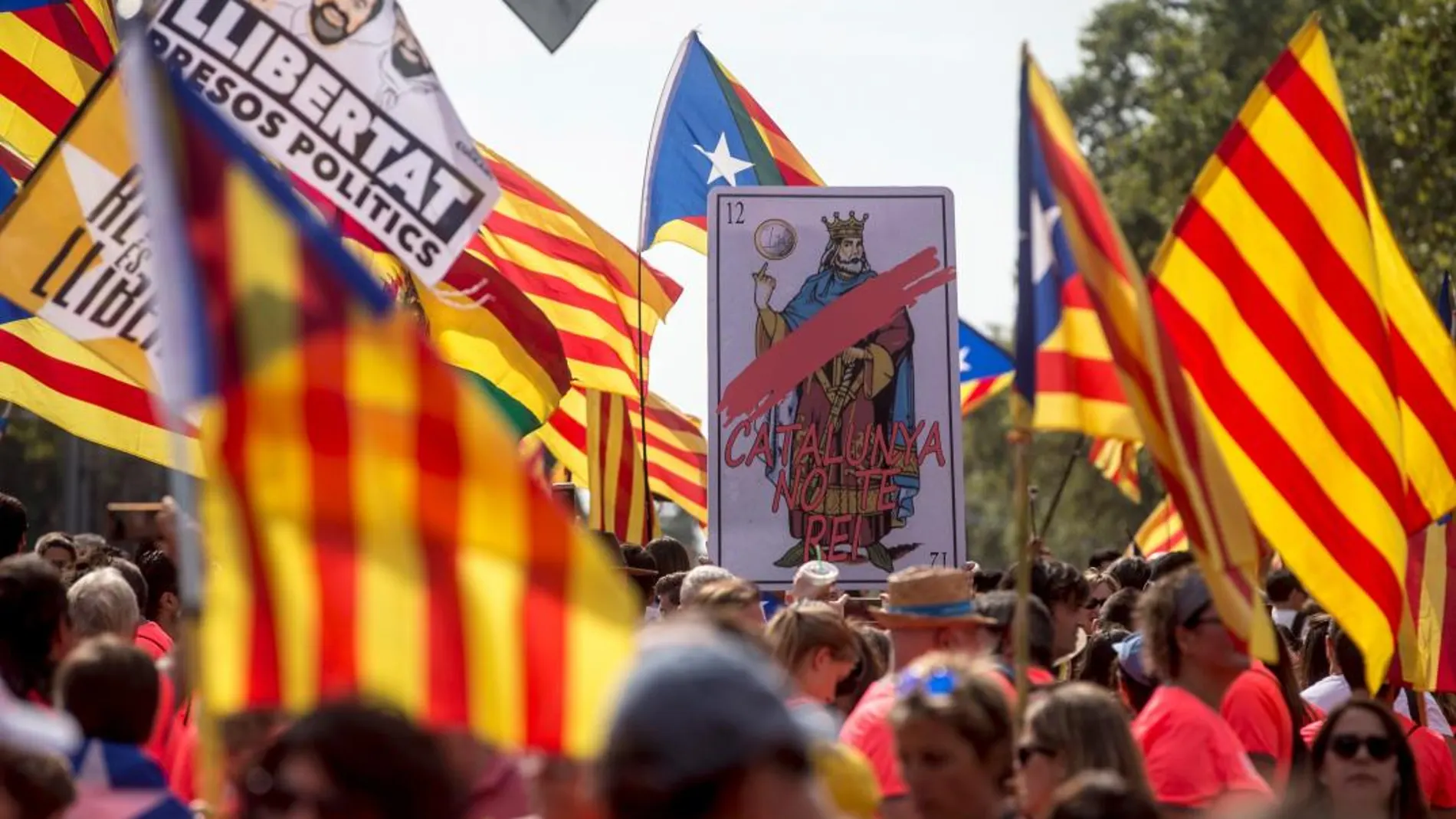 Así revientan vecinos de la Diagonal la «ola sonora» independentista con el himno de España