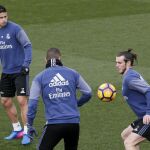 Los jugadores del Real Madrid James Rodríguez (i), Karim Benzema (c) y Gareth Bale, durante el entrenamiento.