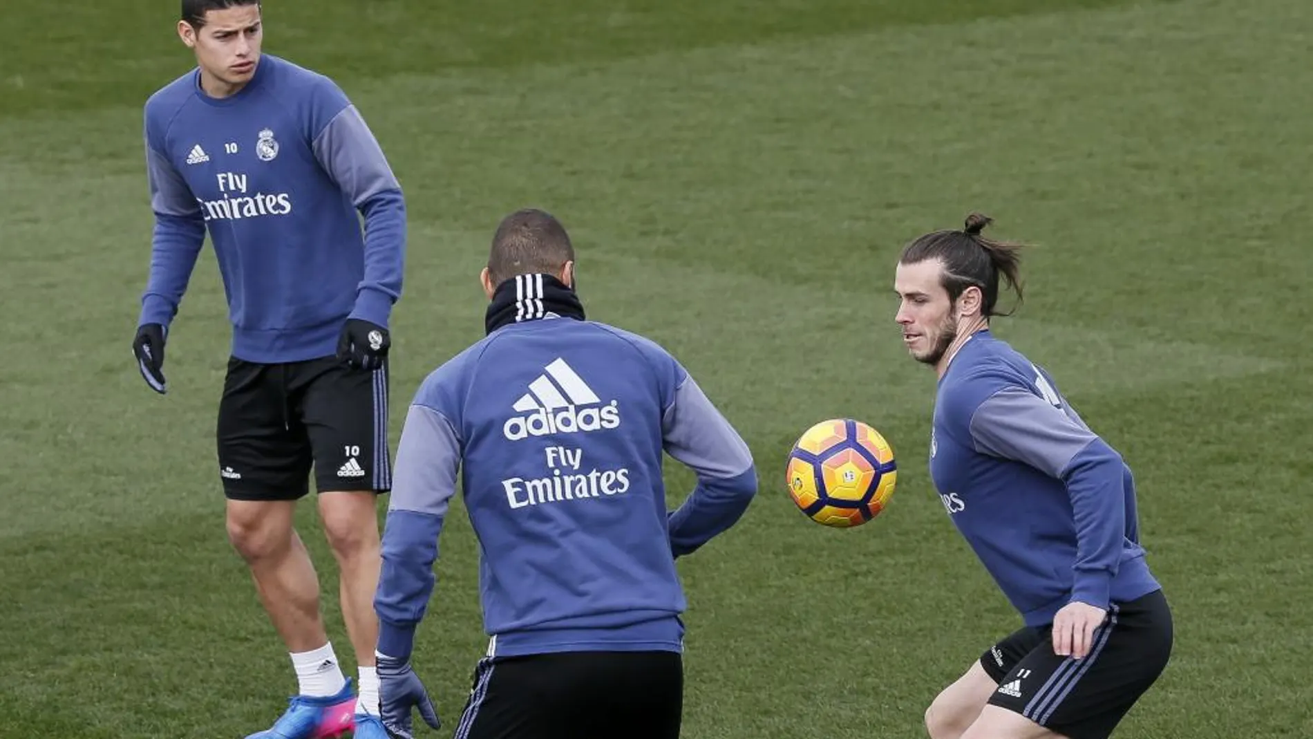 Los jugadores del Real Madrid James Rodríguez (i), Karim Benzema (c) y Gareth Bale, durante el entrenamiento.