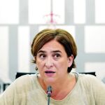 La alcaldesa de Barcelona exige a la Generalitat que no vuelva a enviar efectivos antidisturbios para llevar a cabo un desalojo.