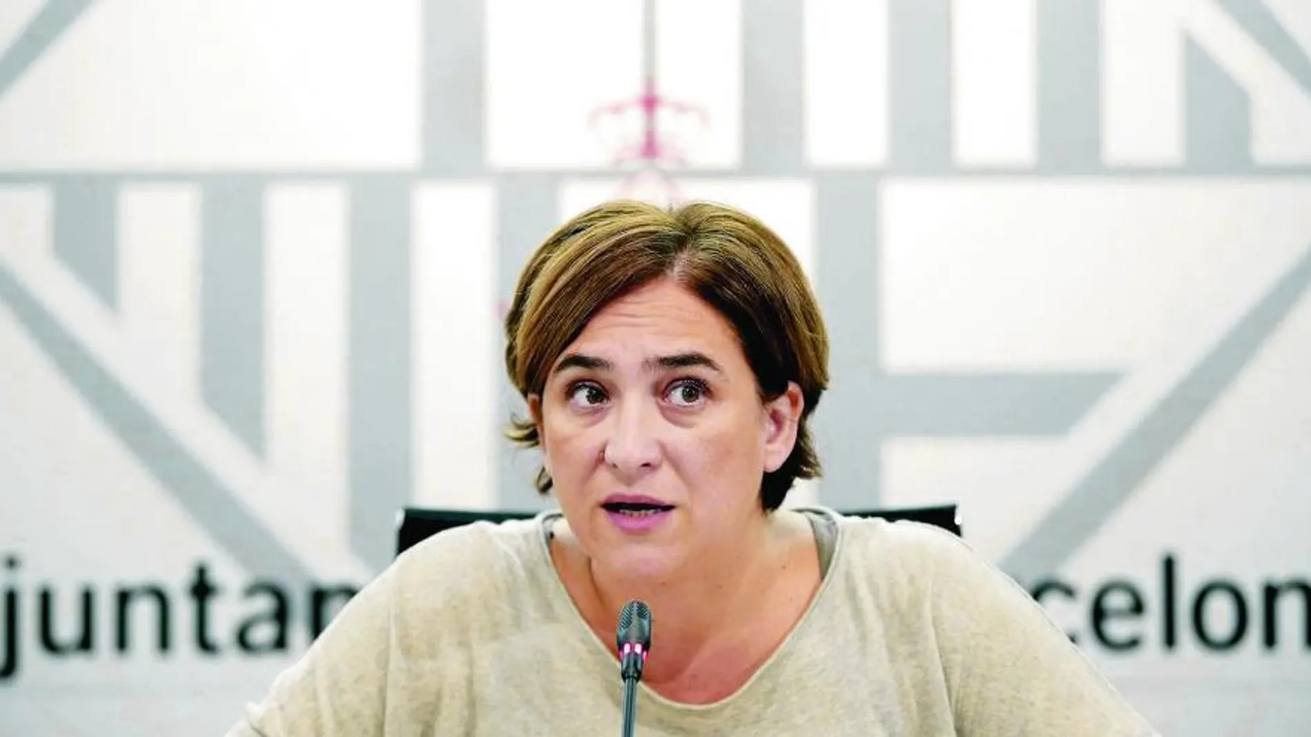La alcaldesa de Barcelona exige a la Generalitat que no vuelva a enviar efectivos antidisturbios para llevar a cabo un desalojo.