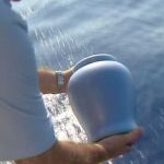 Un hombre arroja las cenizas al mar
