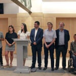 Rita Maestre, junto a los delegados Carlos Sánchez Mato y Celia Mayer, y otros seis ediles de Ahora Madrid, durante la rueda de prensa ofrecida ayer.