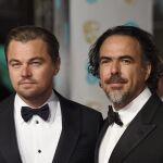 Leonardo DiCaprio (izquierda) y Alejandro Gonzalez Inarritu, posan a la llegada a la gala de los premios cdel cine británico