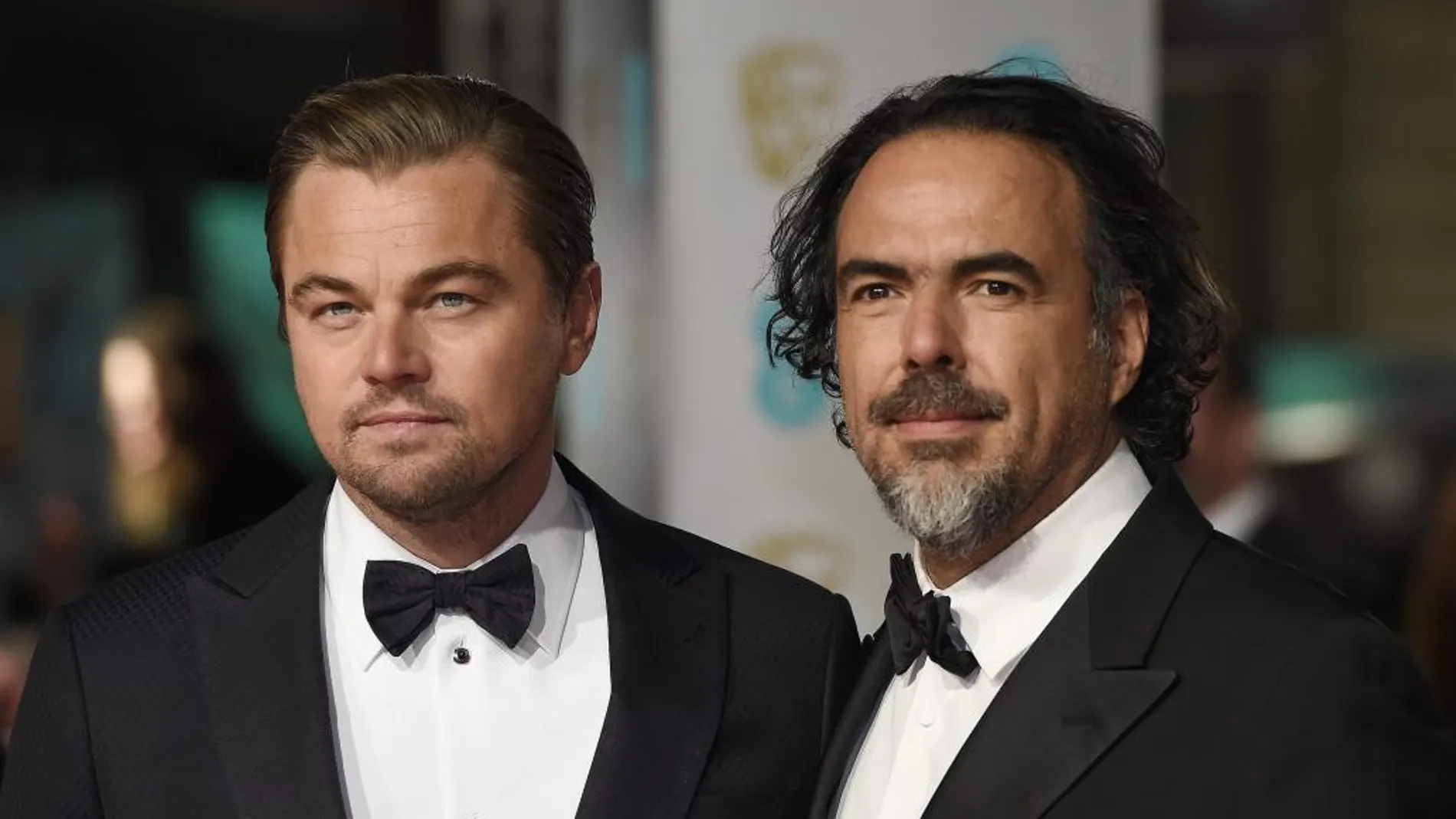 Leonardo DiCaprio (izquierda) y Alejandro Gonzalez Inarritu, posan a la llegada a la gala de los premios cdel cine británico