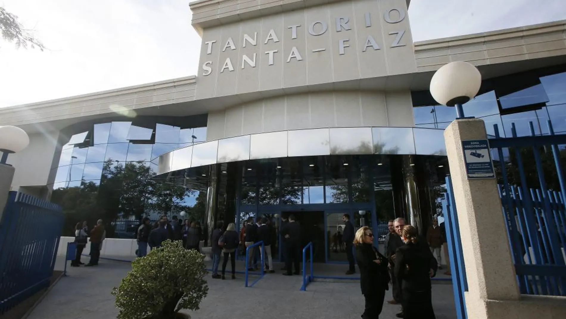 Al tanatorio asistieron empresarios, políticos y antiguos directivos de la caja que presidió su marido, ya fallecido