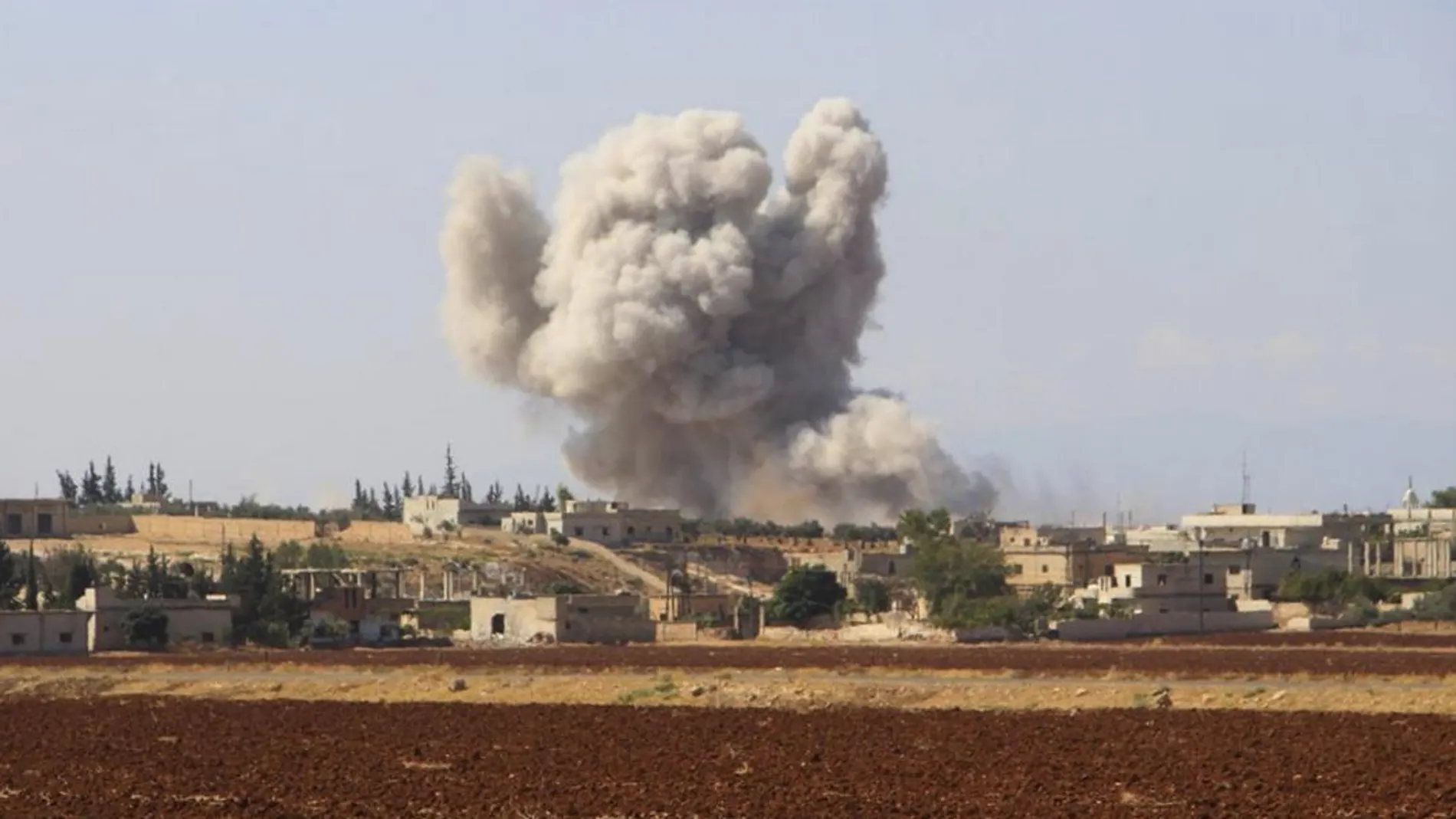 Imagen de archivo de un pueblo cercano a Idlib tras ser atacado por las fuerzas aéreas sirias / Foto: Ap