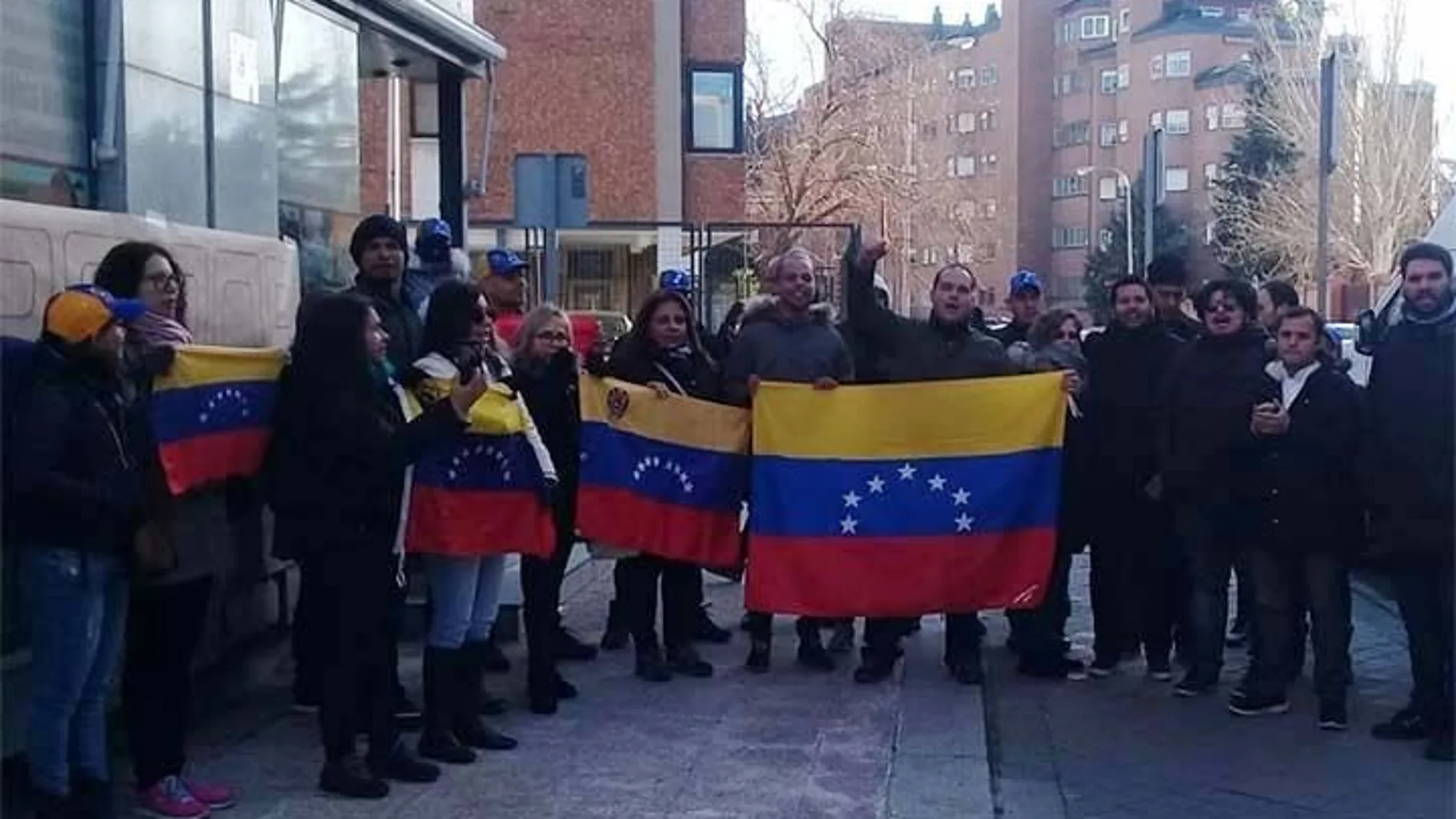 Venezolanos protestando frente a la sede del Consulado de Venezuela en Madrid / Voluntad Popular