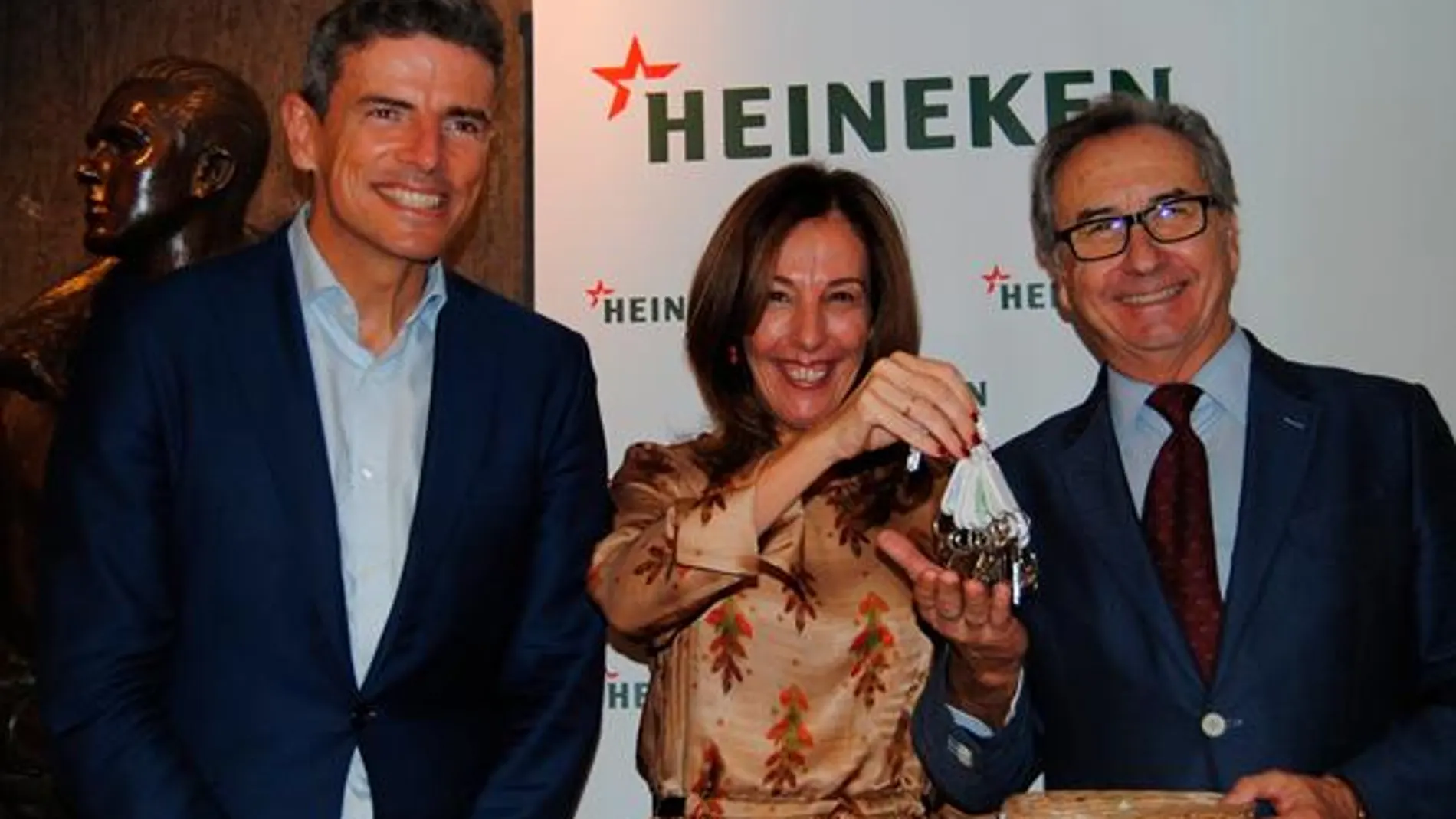 Marcos Tarancón, director de Relaciones Corporativas y Área Legal de Heineken España; Regla Bejarano, directora de Logística y Servicio al Cliente de Heineken España, junto a Salvador Carrasco García, consejero de El Palacio del Embrujo durante la entrega de llaves tras la firma / Foto: La Razón