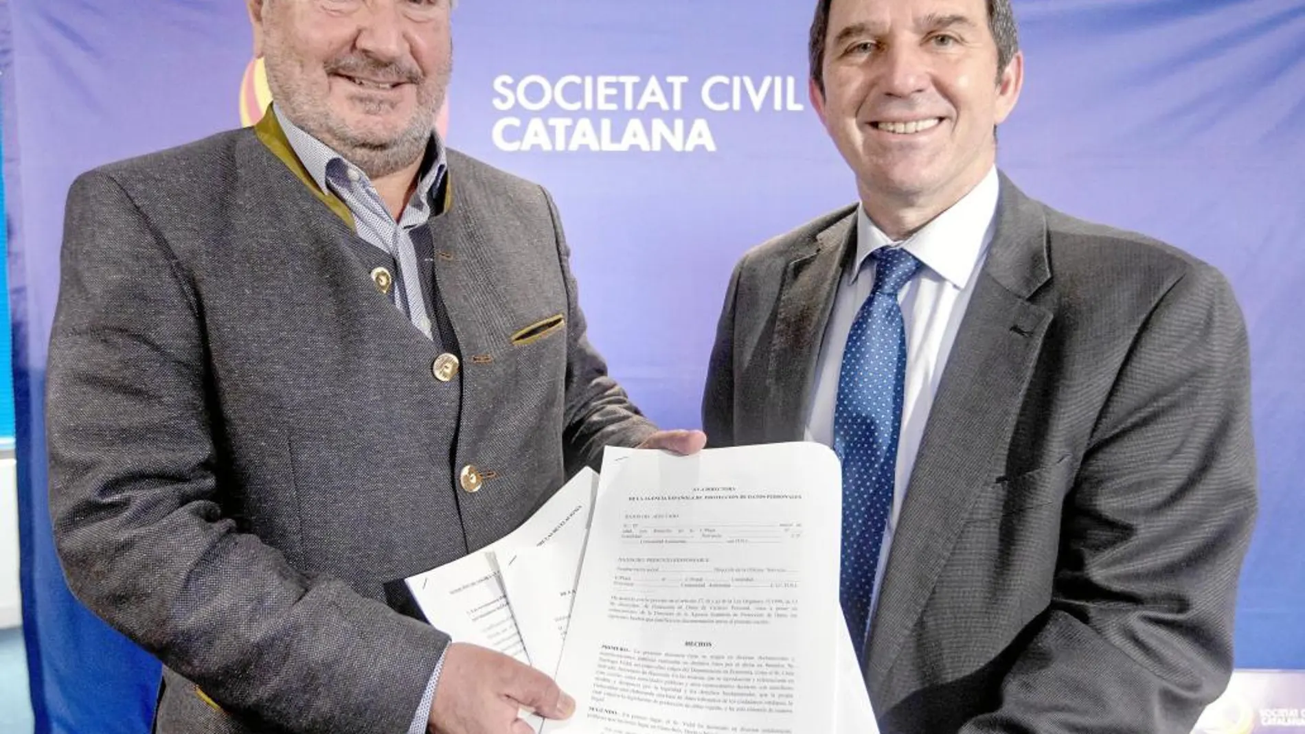 Marian Gomà y José Domingo, ayer durante el acto de Societat Civil Catalana