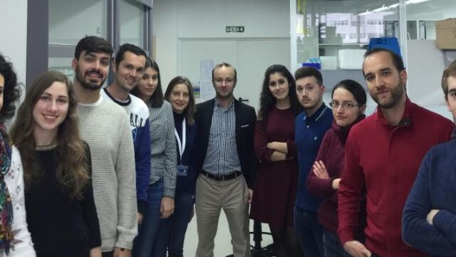 Javier Montenegro, en el centro, junto a su equipo de la Universidad de Santiago de Compostela