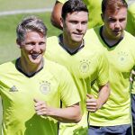 Schweinsteiger, Jonas Hector y Götze, ayer, en el entrenamiento de la selección alemana