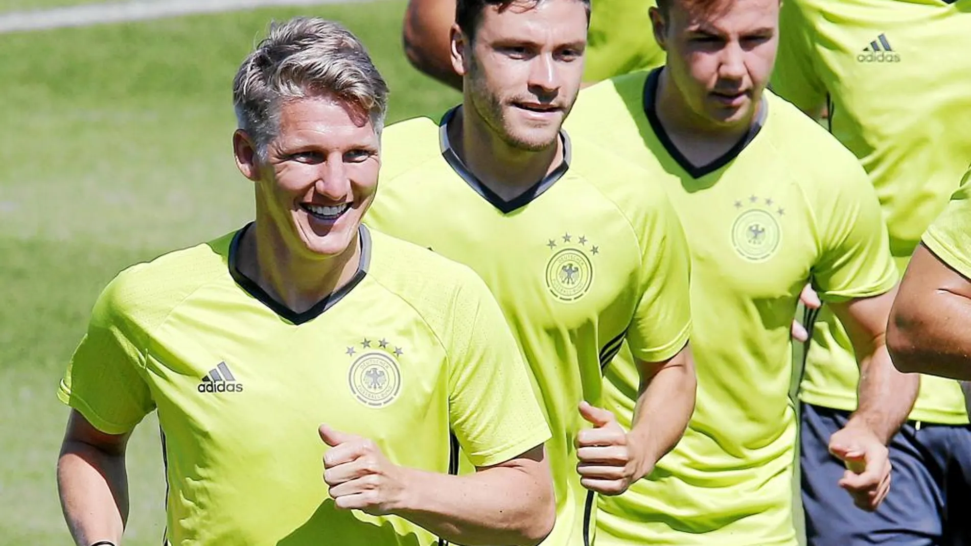 Schweinsteiger, Jonas Hector y Götze, ayer, en el entrenamiento de la selección alemana