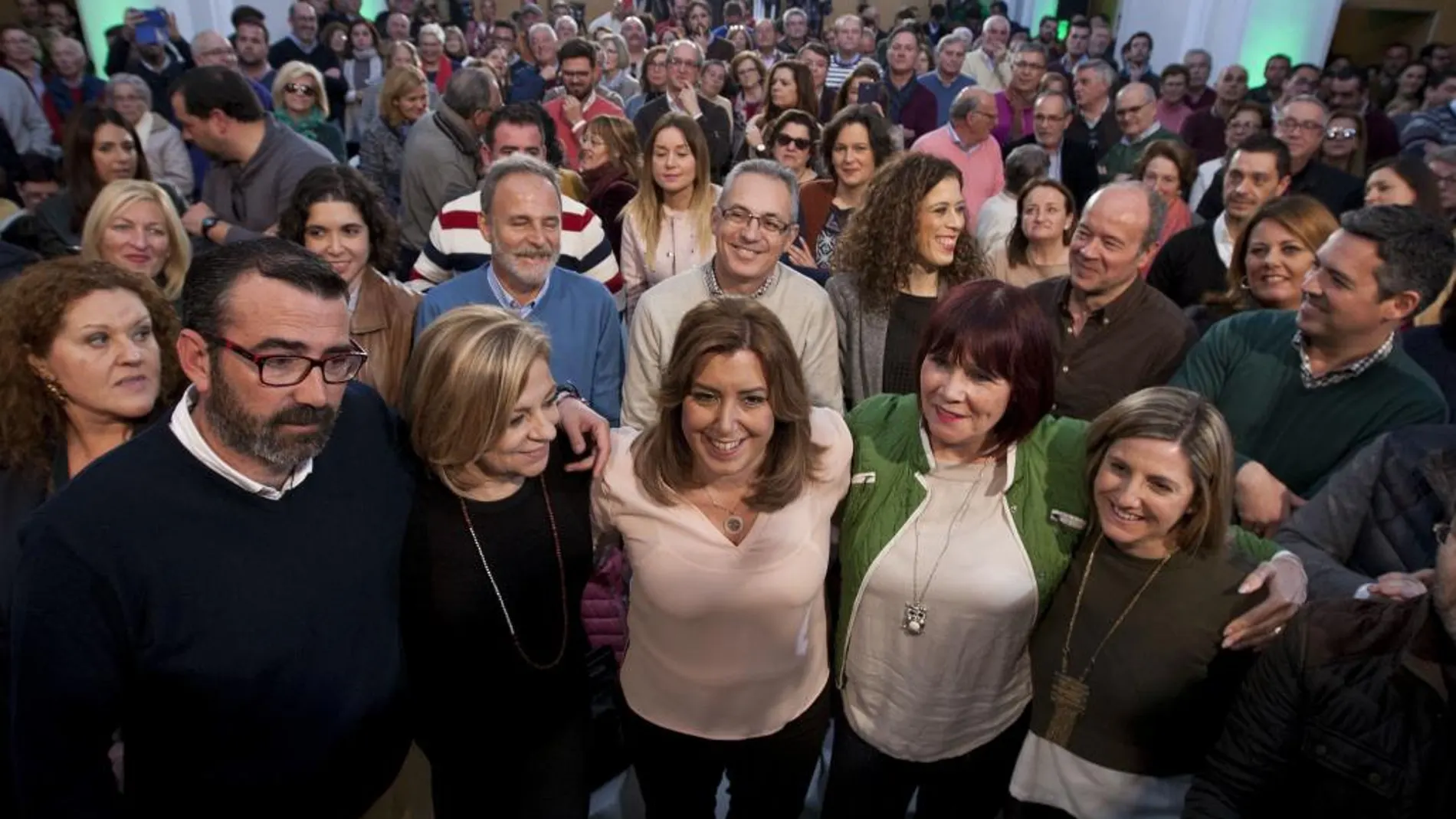 La presidenta andaluza y secretaria general del PSOE-A, Susana Díaz (c), junto a la eurodiputada Elena Valenciano (2-i), y Micaela Navarro (2-d), entre otros