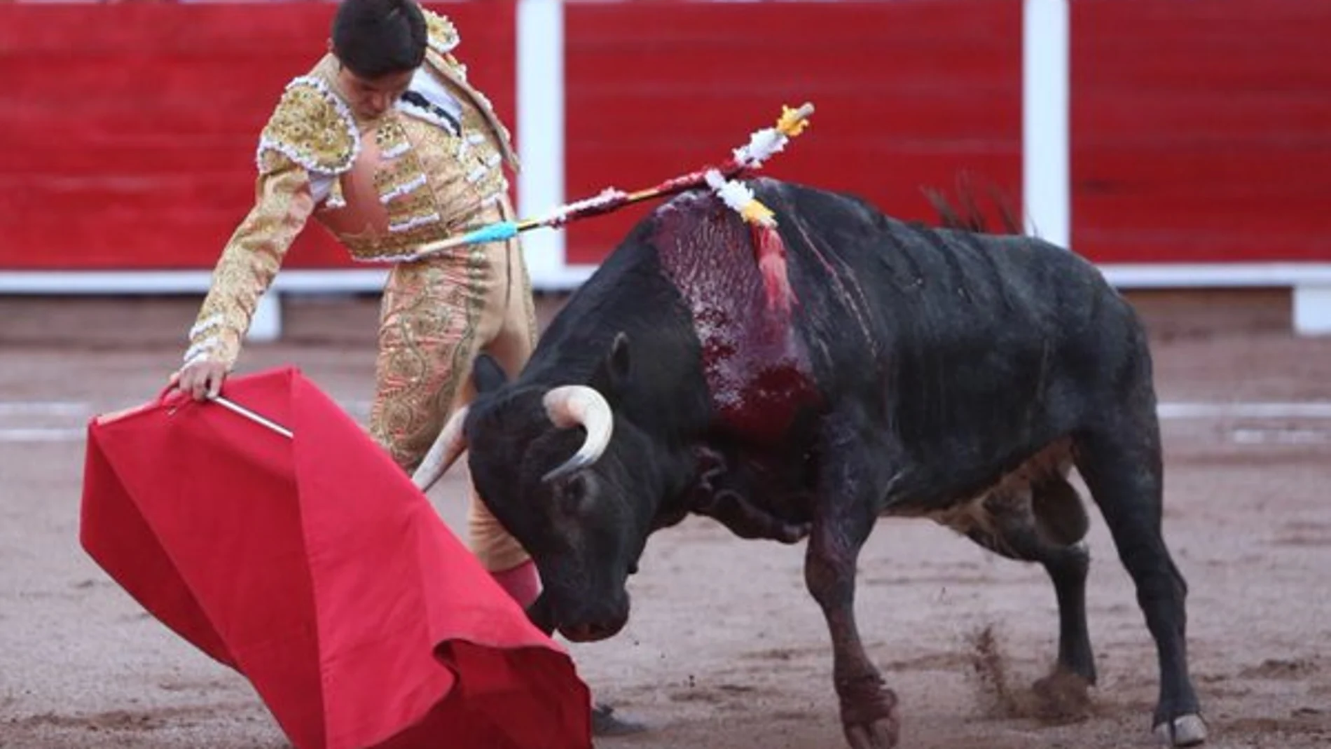 Derechazo de Javier Castro, en la primera novillada de la temporada en Aguascalientes