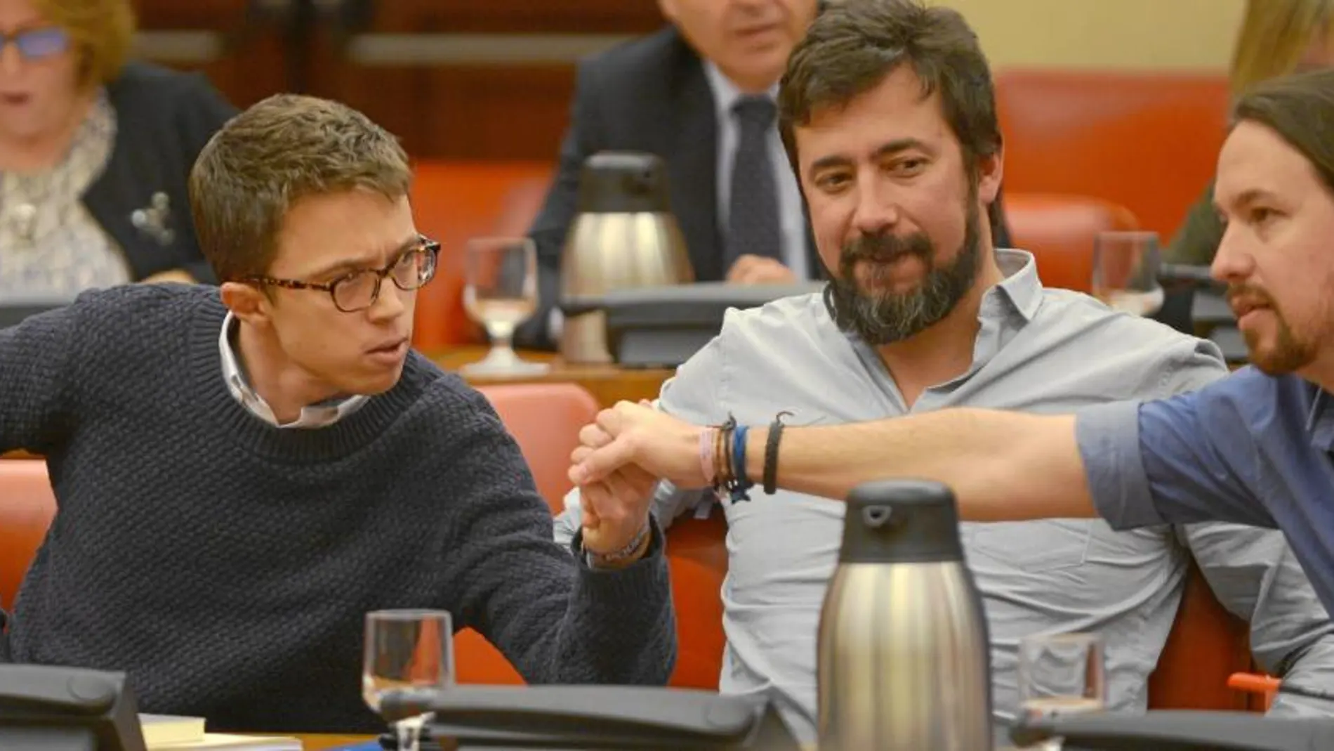Errejón e Iglesias se estrechan la mano, ayer en el Congreso de los Diputados