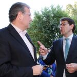El presidente del PP de Castilla y León, Alfonso Fernández Mañueco, saluda al alcalde de León, Antonio Silván, momento antes del encuentro de la directiva del partido en la provincia