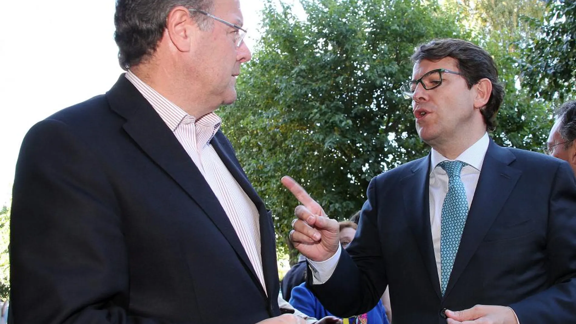 El presidente del PP de Castilla y León, Alfonso Fernández Mañueco, saluda al alcalde de León, Antonio Silván, momento antes del encuentro de la directiva del partido en la provincia