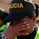 Un policía colombiano llora recordando a las víctimas del coche bomba durante un acto contra el terrorismo celebrado ayer el pasado domingo en Cartagena
