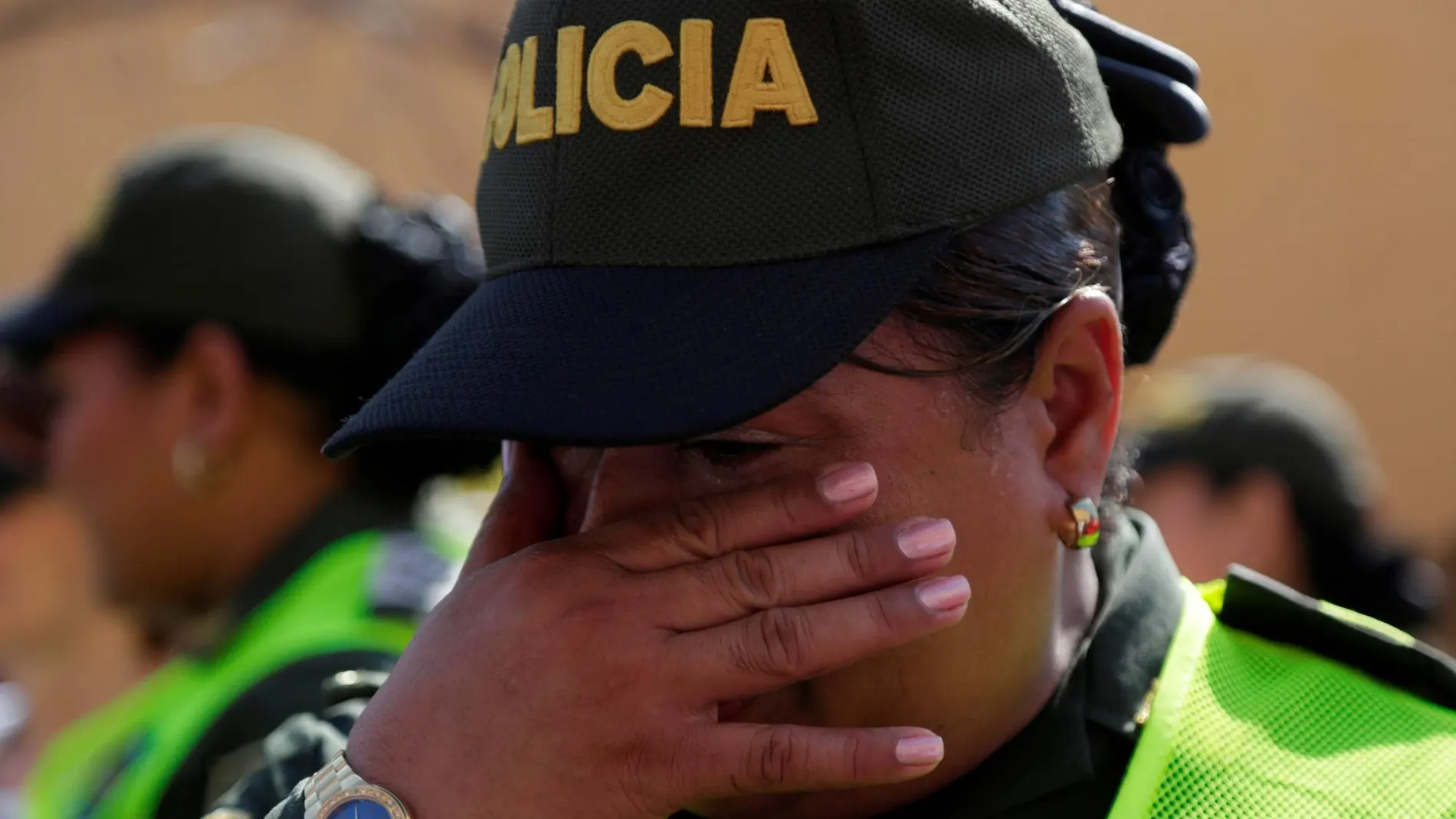 Un policía colombiano llora recordando a las víctimas del coche bomba durante un acto contra el terrorismo celebrado ayer el pasado domingo en Cartagena