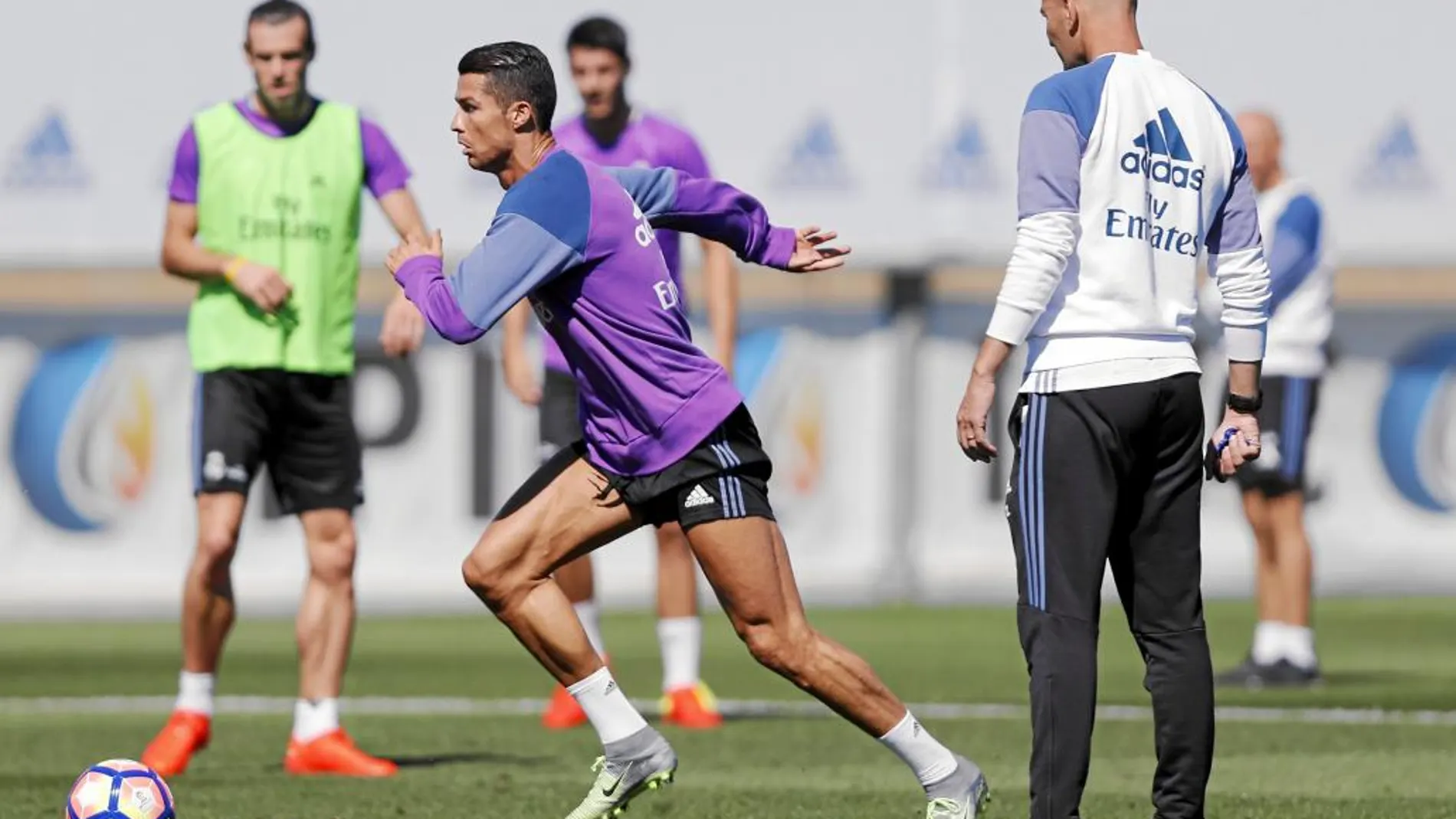 Cristiano Ronado, en el entrenamiento de ayer, con Bale. Están listos para