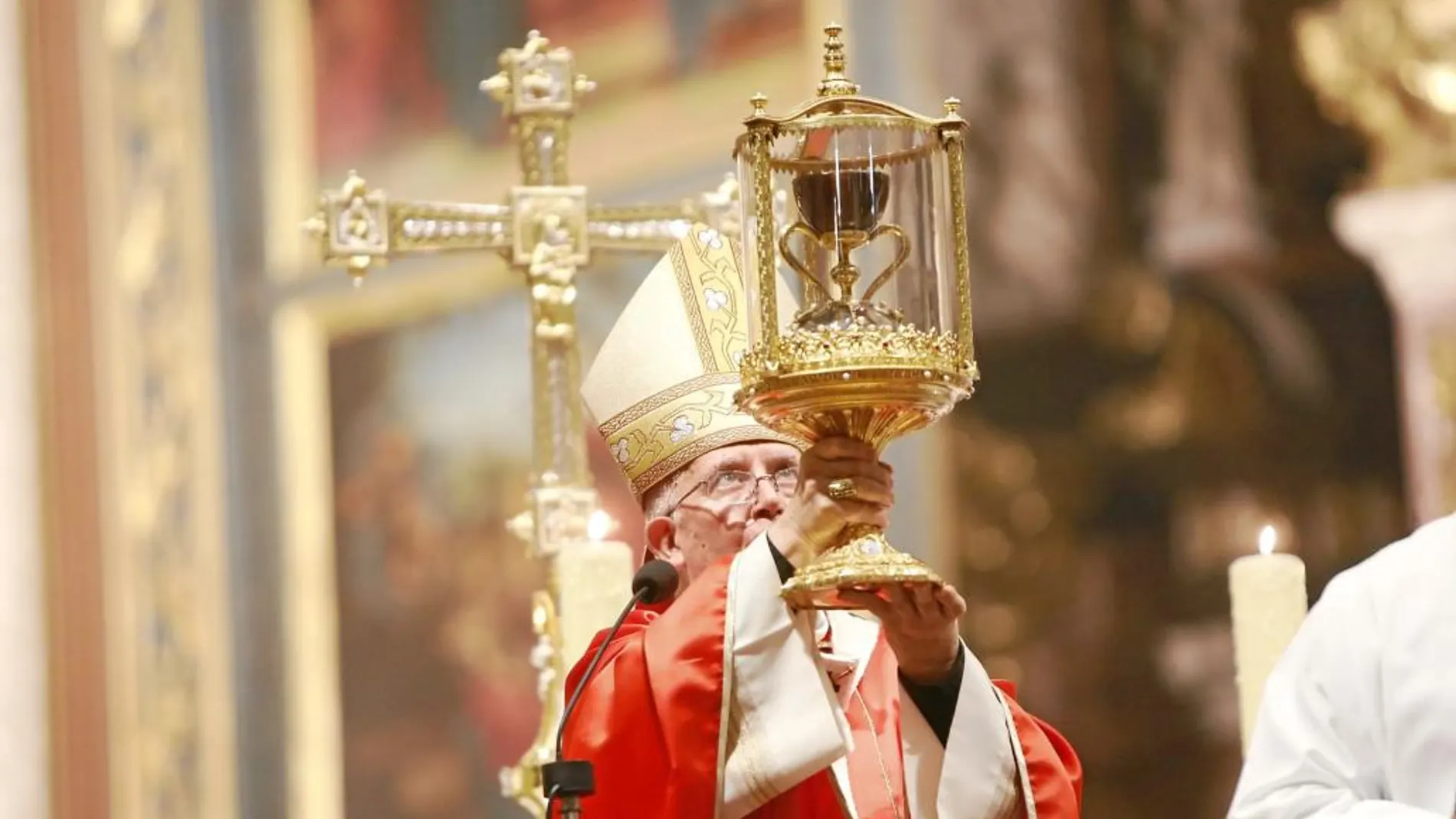 El cardenal arzobispo de Valencia sostiene el Grial durante la apertura del Año Santo Eucarístico