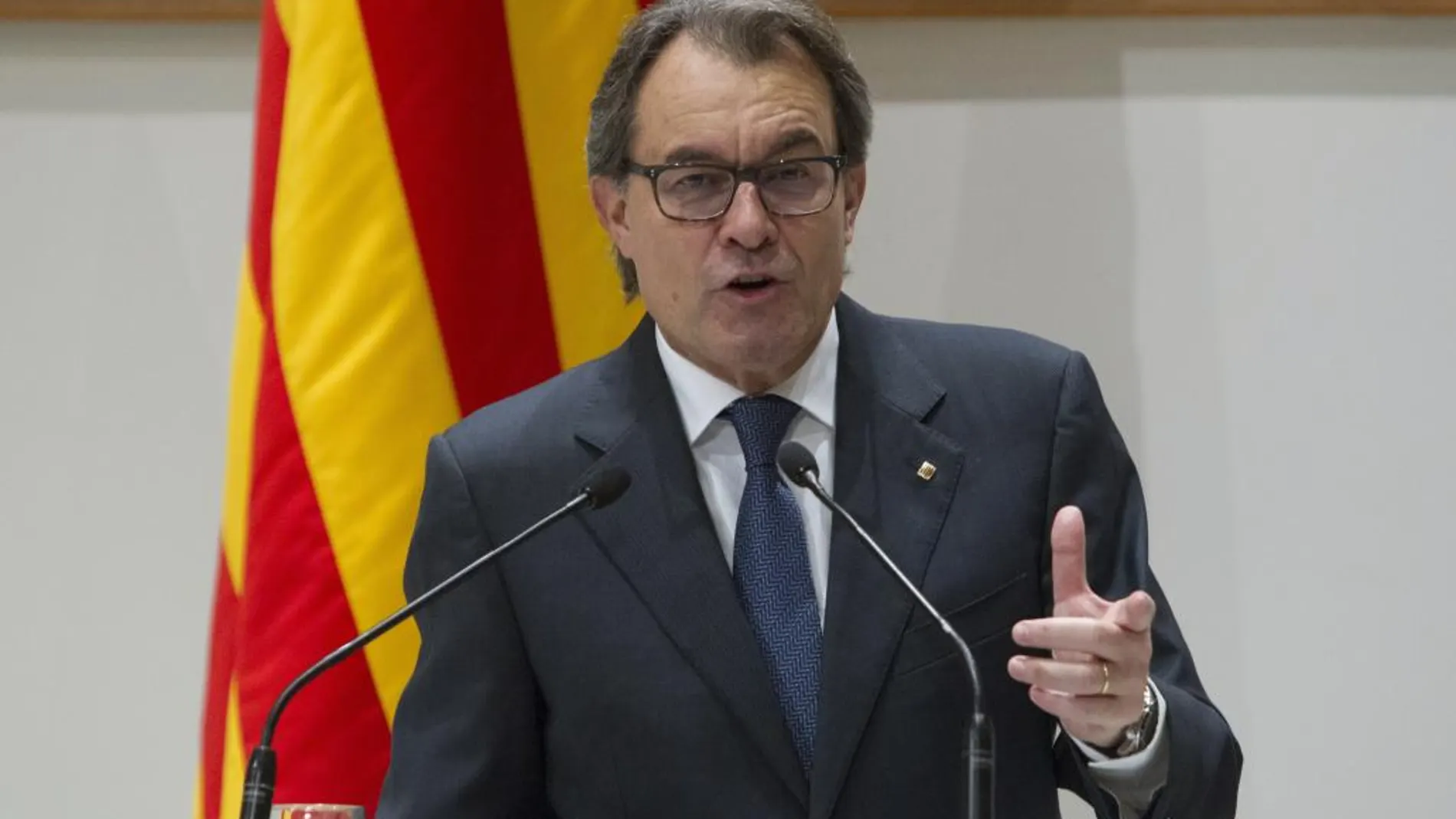 El presidente catalán en funciones, Artur Mas, durante la rueda de prensa que ofreció ayer en el Palau de la Generalitat