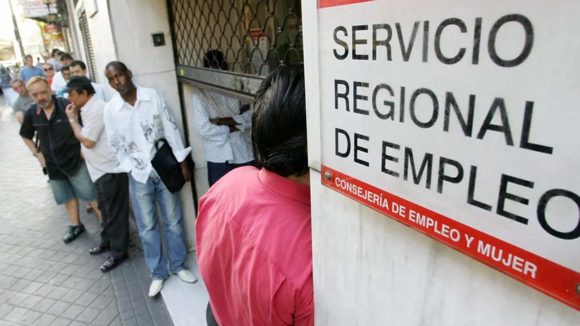 El empleo en las grandes empresas crece y el sueldo medio sube por primera vez desde 2011