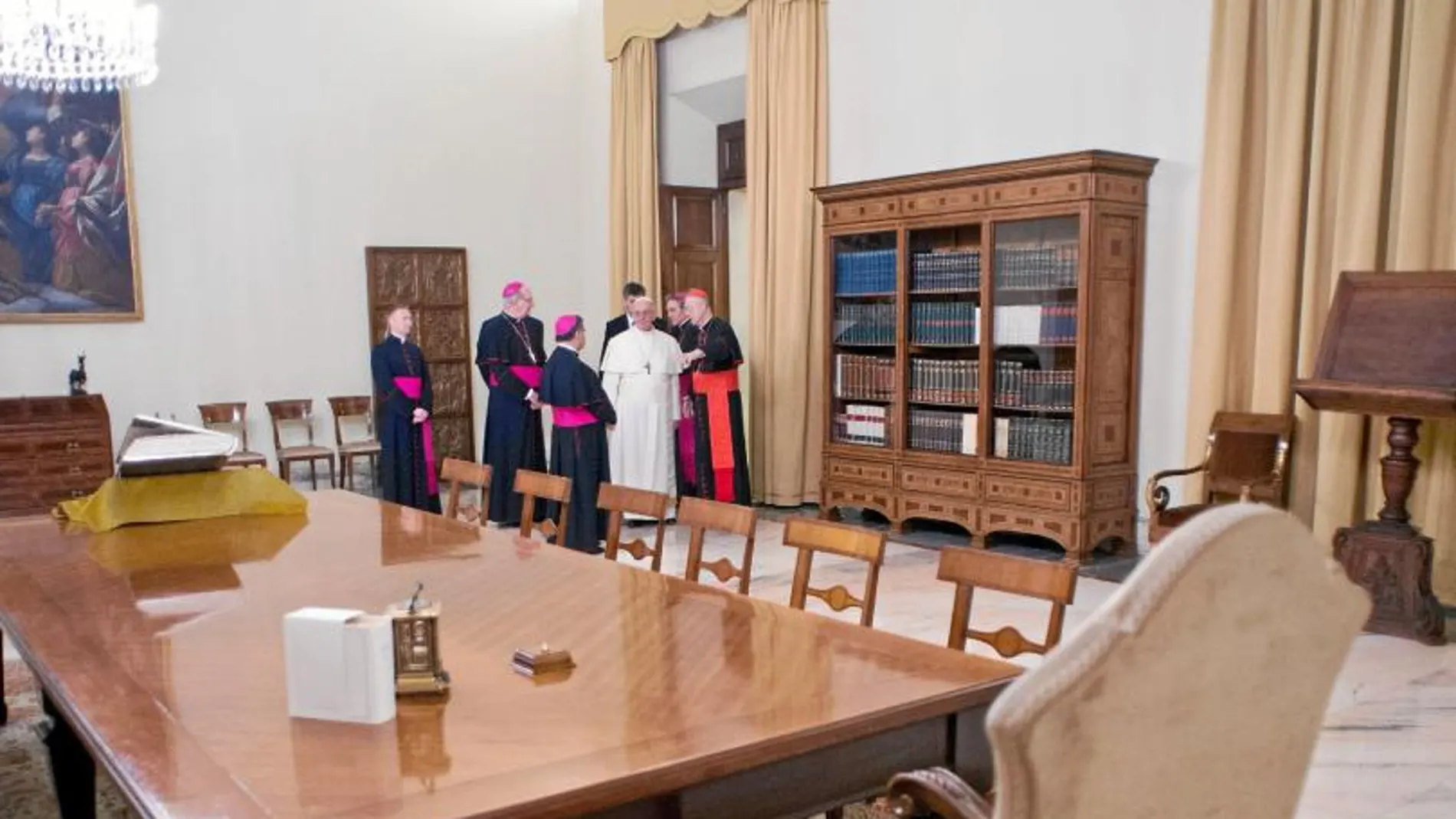 Palacio Apostólico: El Papa visitó el pasado sábado las dependencias del Palacio Apostólico en compañía de varios cardenales. Sobre las habitaciones papales dijo que eran demasiado grandes para él