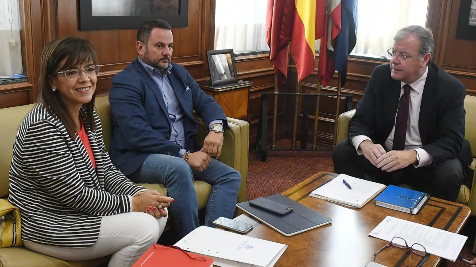 El alcalde, Antonio Silván, y el presidente de Autismo León, José Ángel Crego, informan de los asuntos tratados en el encuentro mantenido