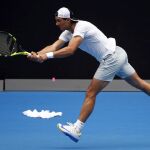 El español Rafael Nadal en acción hoy contra el británico Andy Murray durante una sesión de práctica en el Abierto de Tenis de Australia en Melbourne (Australia)