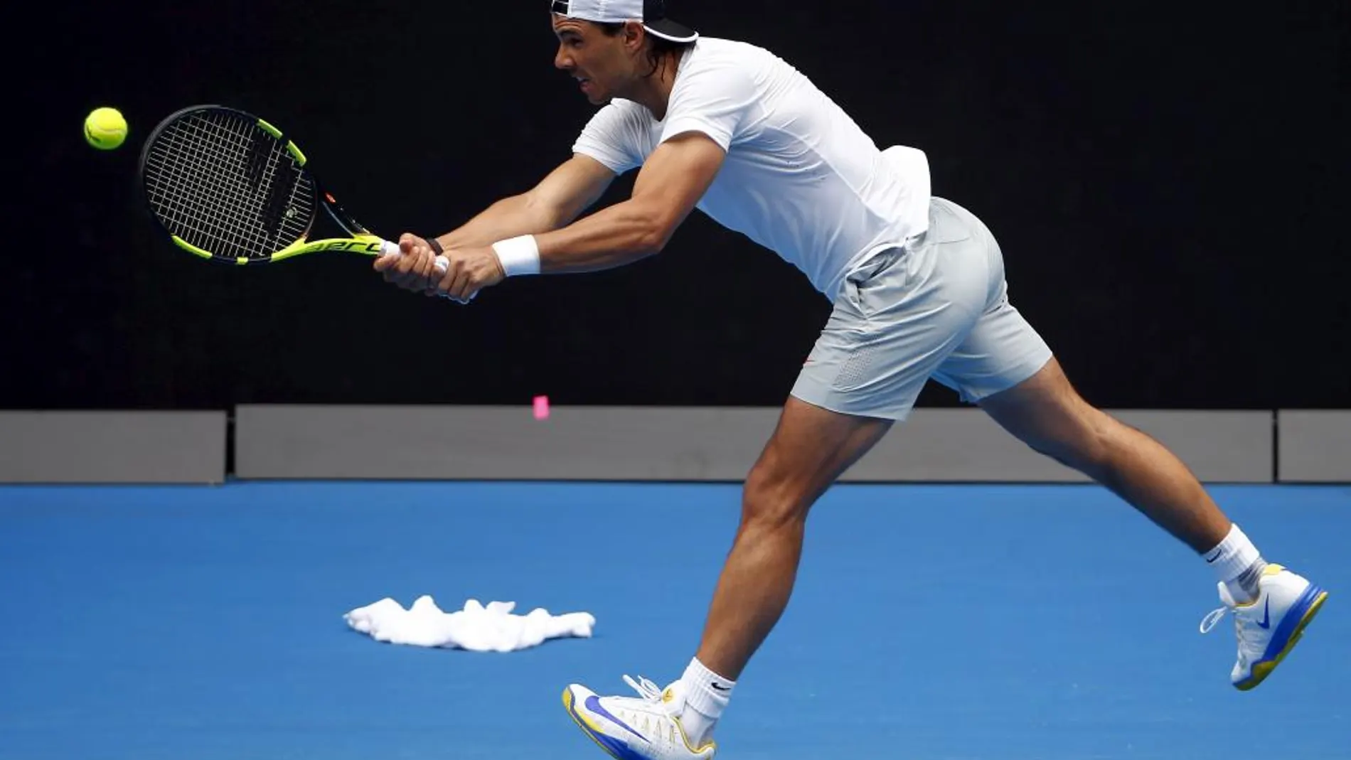 El español Rafael Nadal en acción hoy contra el británico Andy Murray durante una sesión de práctica en el Abierto de Tenis de Australia en Melbourne (Australia)