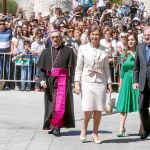 La Reina Sofía llega a una de las sedes de «Reconciliare», ante un numeroso público, acompañada del presidente Juan Vicente Herrera, de Silvia Clemente y del obispo de Segovia, César Augusto Franco Martínez