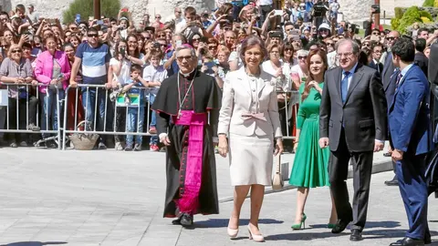 La Reina Sofía llega a una de las sedes de «Reconciliare», ante un numeroso público, acompañada del presidente Juan Vicente Herrera, de Silvia Clemente y del obispo de Segovia, César Augusto Franco Martínez