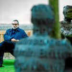 El artista Jaume Plensa, ayer, en el jardín de esculturas que se ha creado con motivo de la exposición en el espacio que comunica el Macba con el CCCB