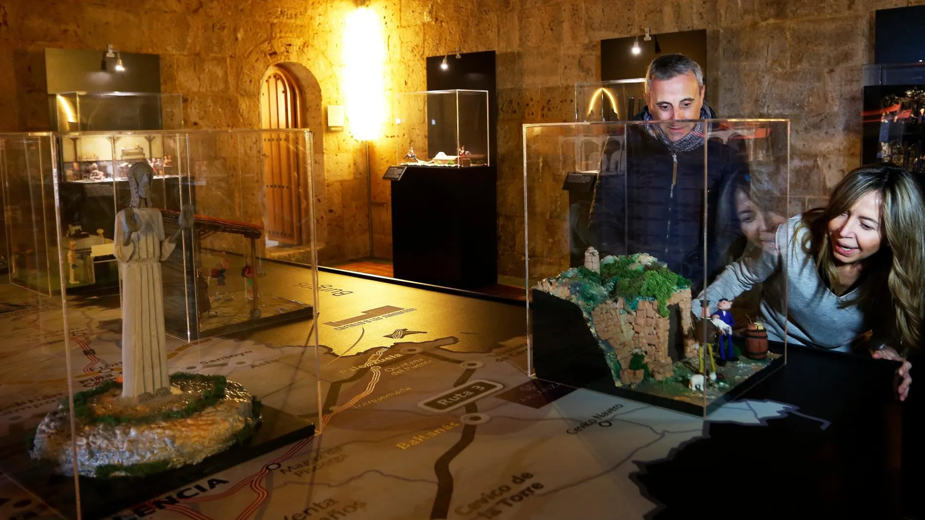 La diputada de Cultura, Carmen Fernández y Jorge Peláez en la nueva exposición de ‘plastiHistoria’ en el Castillo de Fuentes de Valdepero