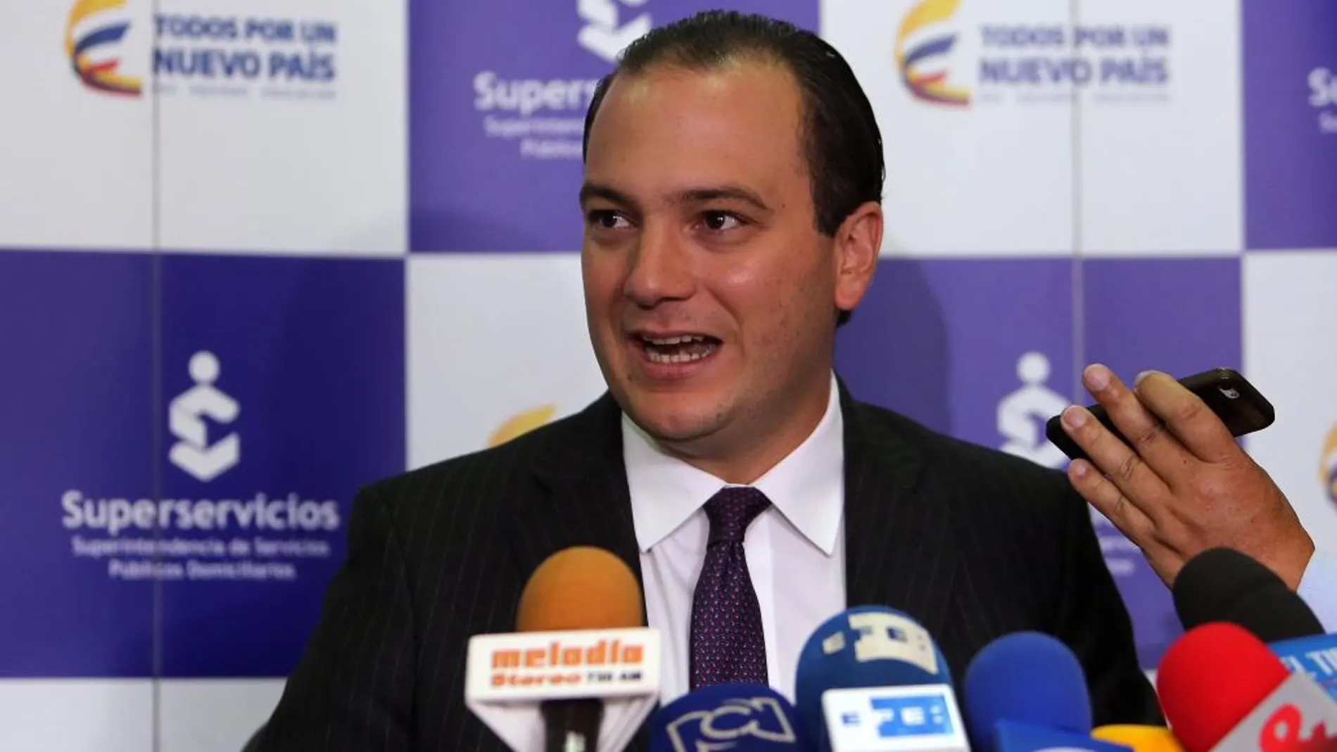 El superintendente de Servicios Públicos de Colombia, José Miguel Mendoza (i), anuncia hoy la liquidación de la distribuidora y comercializadora Electricaribe.