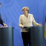 El presidente del Gobierno español, Mariano Rajoy (i), y la canciller alemana, Angela Merkel (d), ofrecen una rueda de prensa conjunta con motivo de su cumbre informal de dos días.