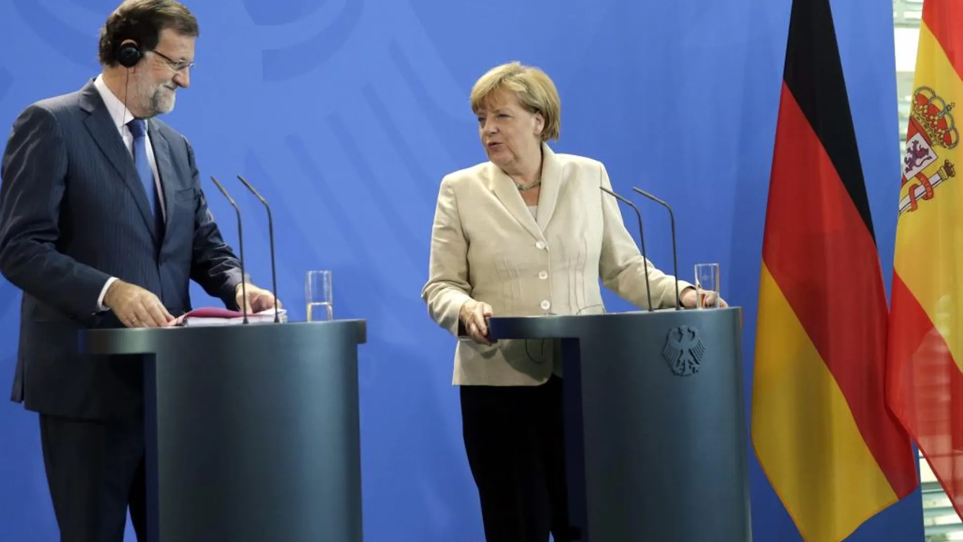 El presidente del Gobierno español, Mariano Rajoy (i), y la canciller alemana, Angela Merkel (d), ofrecen una rueda de prensa conjunta con motivo de su cumbre informal de dos días.