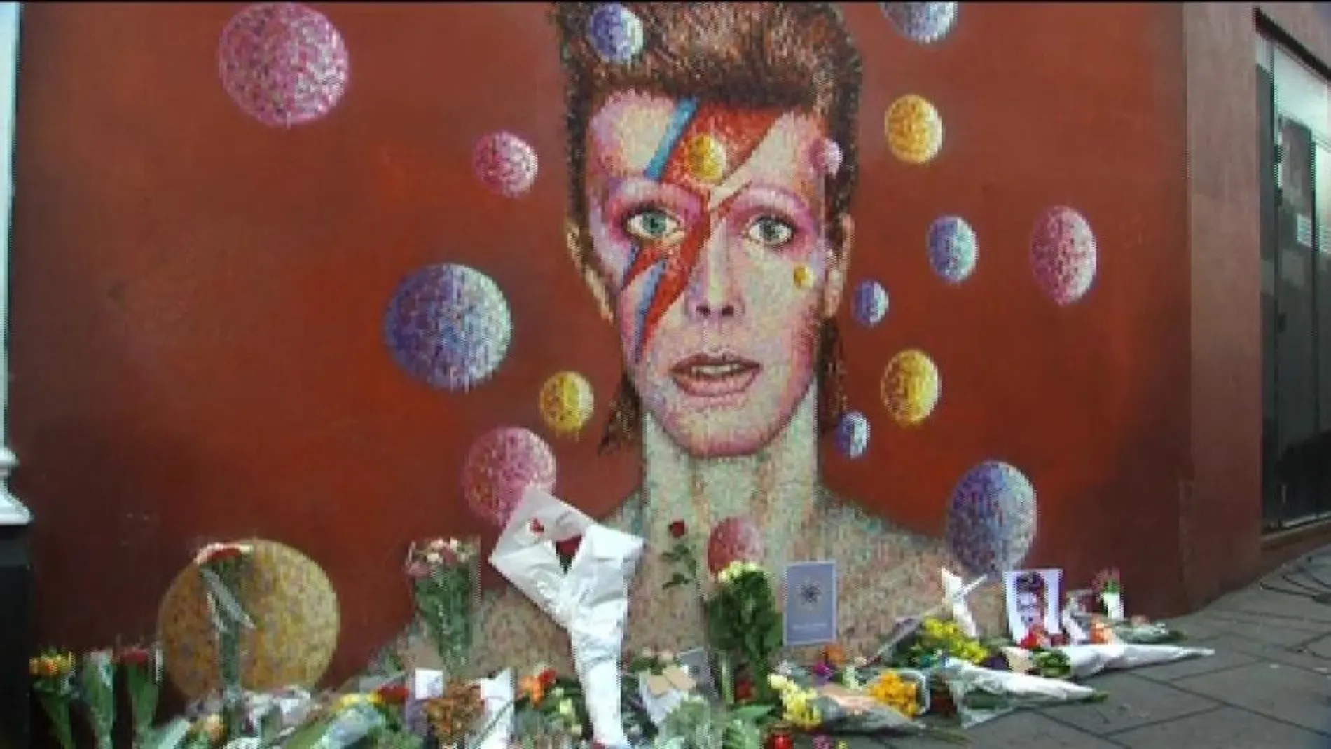 Cientos de personas han depositado flores en un mural con el rostro del cantante en el barrio de Brixton tras conocer su muerte