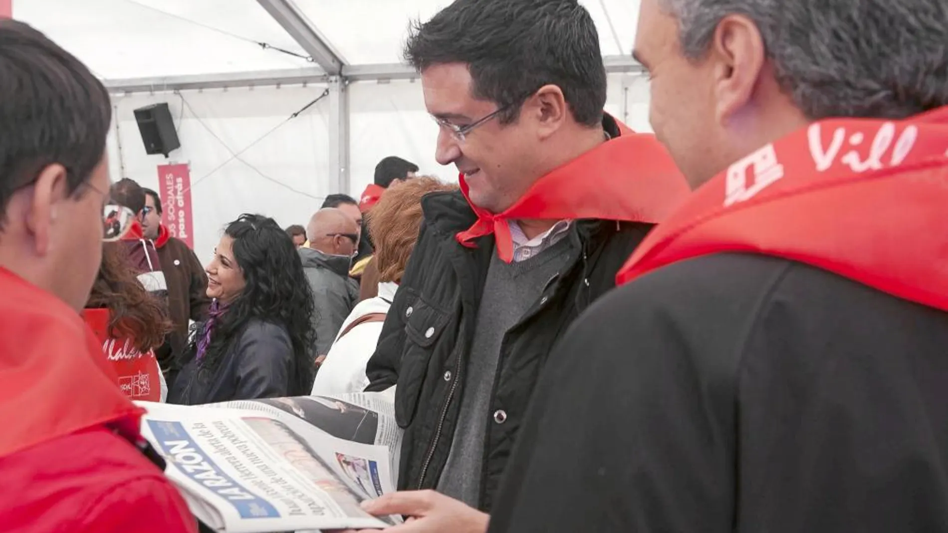 El secretario de Organización del PSOE, Óscar López, lee la portada de LA RAZÓN con Pablos e Izquierdo