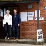 La primera ministra británica Theresa May y su marido Philip, tras votar en Sonning