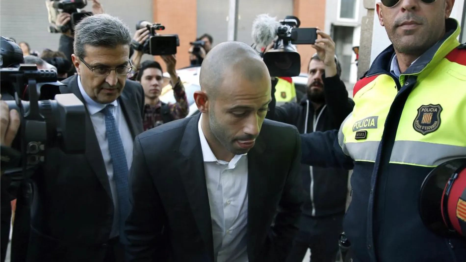 El jugador argentino del FC Barcelona Javier Mascherano, a la entrada del juzgado de Gavà.