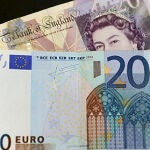 La libra cae el 1,2% frente al euro tras el sondeo