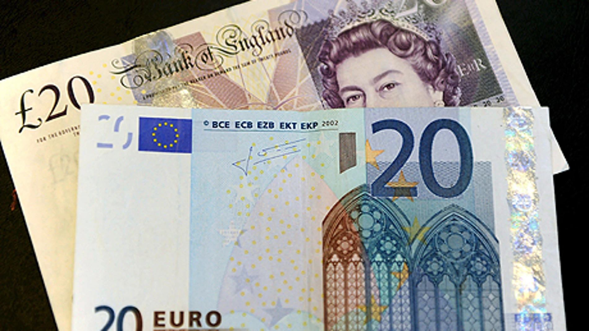 La libra cae el 1,2% frente al euro tras el sondeo