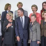 Ministras europeas de Defensa, entre ellas la española María Dolores de Cospedal, con el secretario general de la OTAN, Jens Stoltenberg