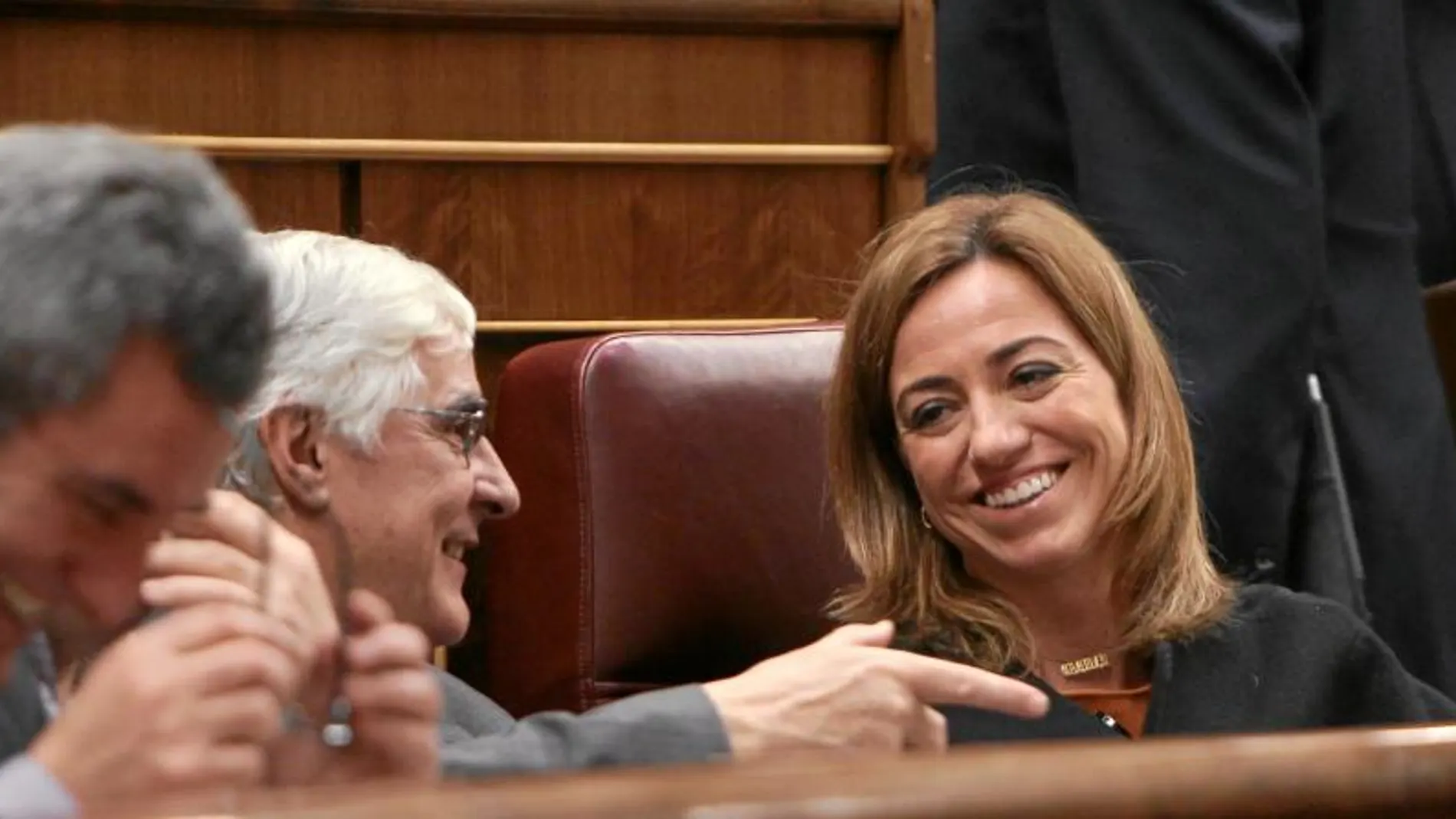 La dirigente socialista conversa con el ex presidente de Castilla-La Mancha, José María Barreda, durante el pleno de ayer