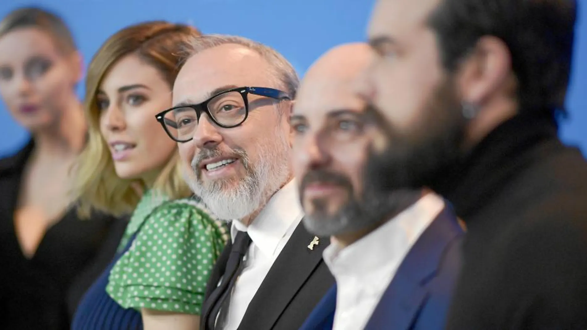 De izquierda a derecha, Carolina Bang, Blanca Suárez, el director Álex De la Iglesia, y Mario Casas, durante la presentación de su nueva película, «El bar», en la Berlinale