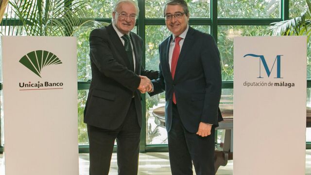 El nuevo convenio fue suscrito entre el Presidente de Unicaja Banco, Manuel Azuaga, y el Presidente de la Diputación Provincial de Málaga, Francisco Salado